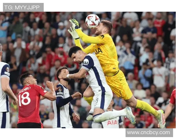 桑德兰布罗比在比赛中巧妙卡位展现出色技术与战术意识